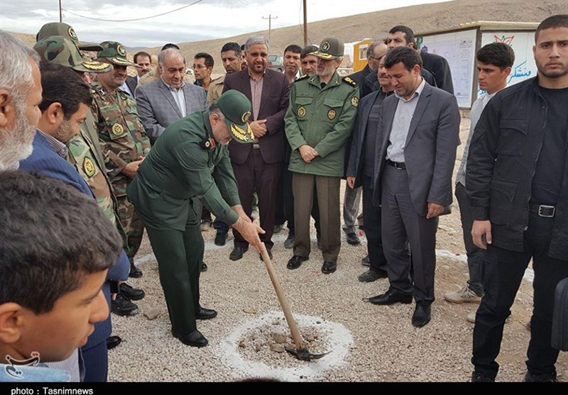 بازدید وزیر دفاع از مناطق زلزله‌زده