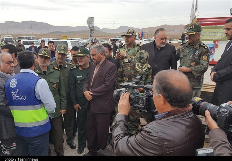 بازدید وزیر دفاع از مناطق زلزله‌زده
