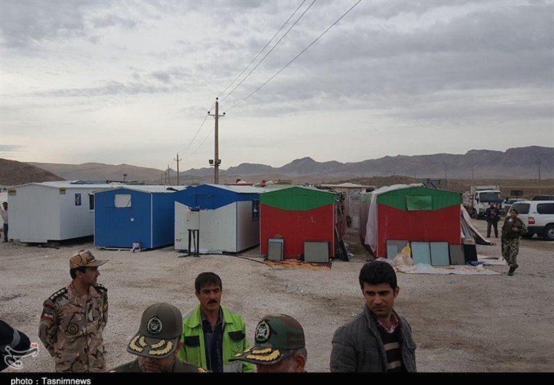 بازدید وزیر دفاع از مناطق زلزله‌زده