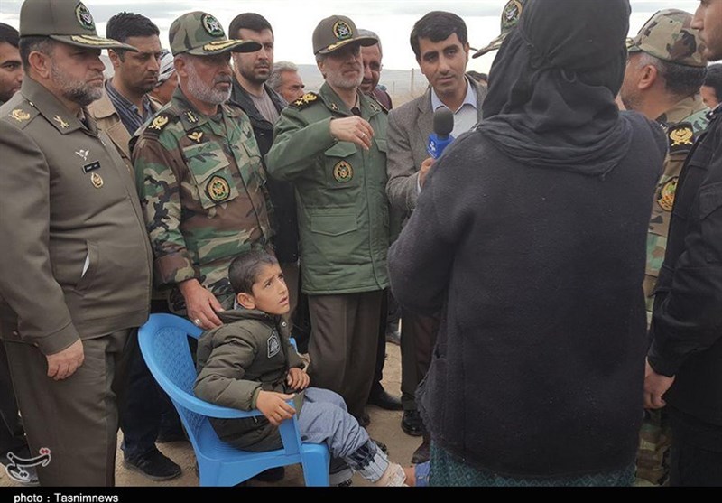 بازدید وزیر دفاع از مناطق زلزله‌زده
