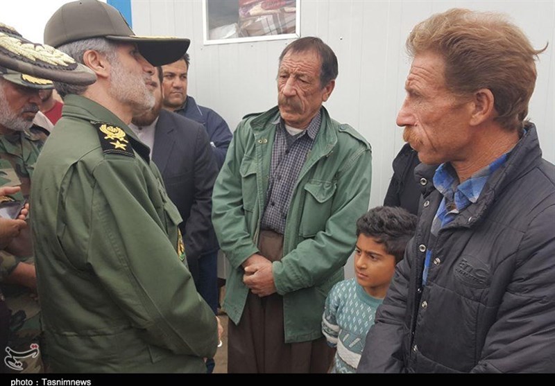 بازدید وزیر دفاع از مناطق زلزله‌زده