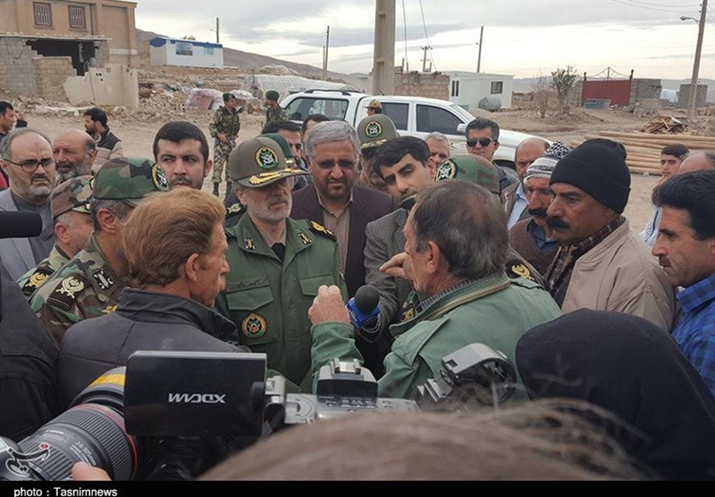 بازدید وزیر دفاع از مناطق زلزله‌زده