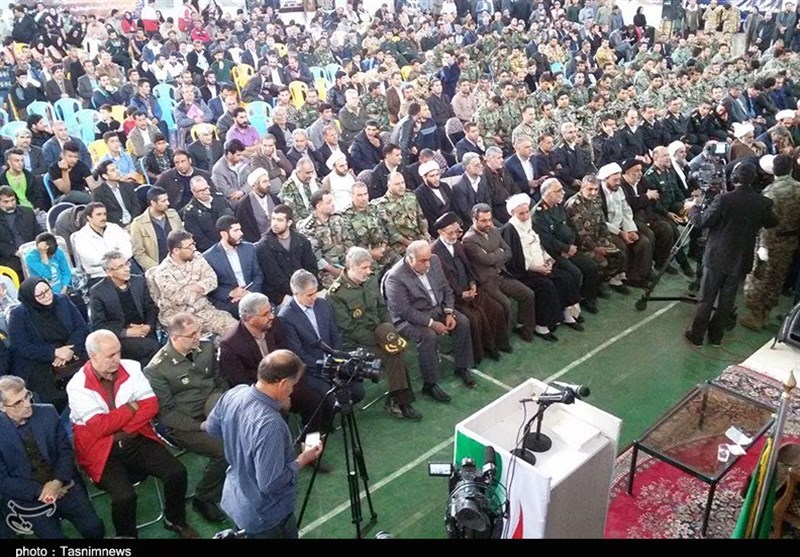 بازدید وزیر دفاع از مناطق زلزله‌زده