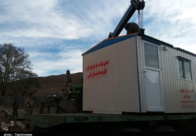  تخلیه کانکس در منطقه زلزله‌زده هجدک