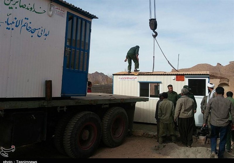  تخلیه کانکس در منطقه زلزله‌زده هجدک