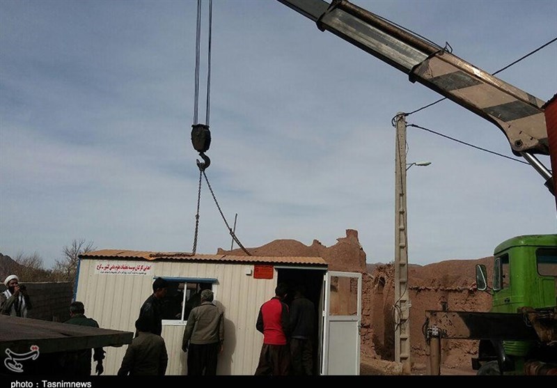  تخلیه کانکس در منطقه زلزله‌زده هجدک