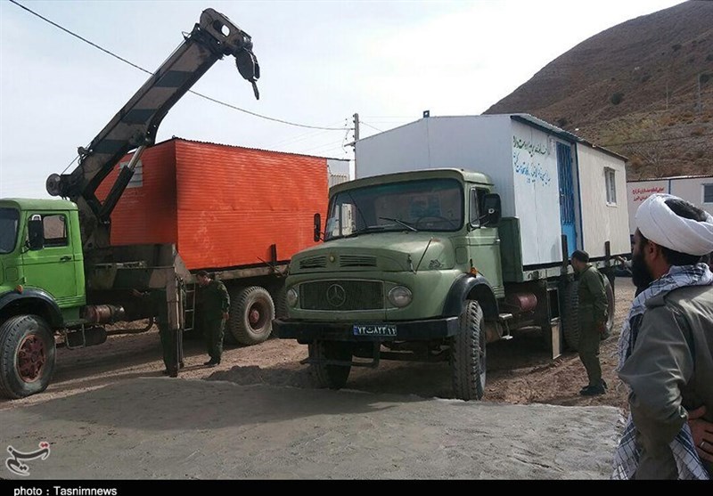  تخلیه کانکس در منطقه زلزله‌زده هجدک