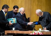 محمدعلی موحد، مصحح مثنوی و عضو پیوسته فرهنگستان و فتح‌الله مجتبایی، پژوهشگر و عضو پیوسته فرهنگستان زبان و ادب فارسی در مراسم رونمایی از کتاب تصحیح مثنوی معنوی