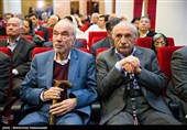 حسن انوری، عضو پیوسته فرهنگستان زبان و ادب فارسی و رضا داوری اردکانی رئیس فرهنگستان علوم در مراسم رونمایی از کتاب تصحیح مثنوی معنوی