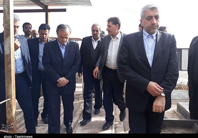 وزیر نیرو به جان‌باختگان زلزله بم ادای احترام کرد