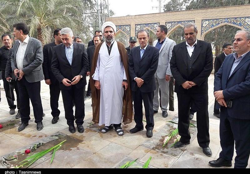 وزیر نیرو به جان‌باختگان زلزله بم ادای احترام کرد 