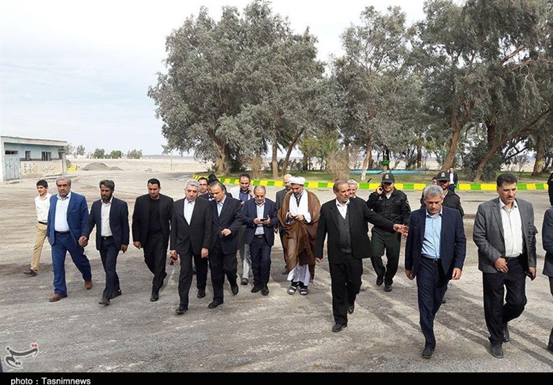 وزیر نیرو به جان‌باختگان زلزله بم ادای احترام کرد 