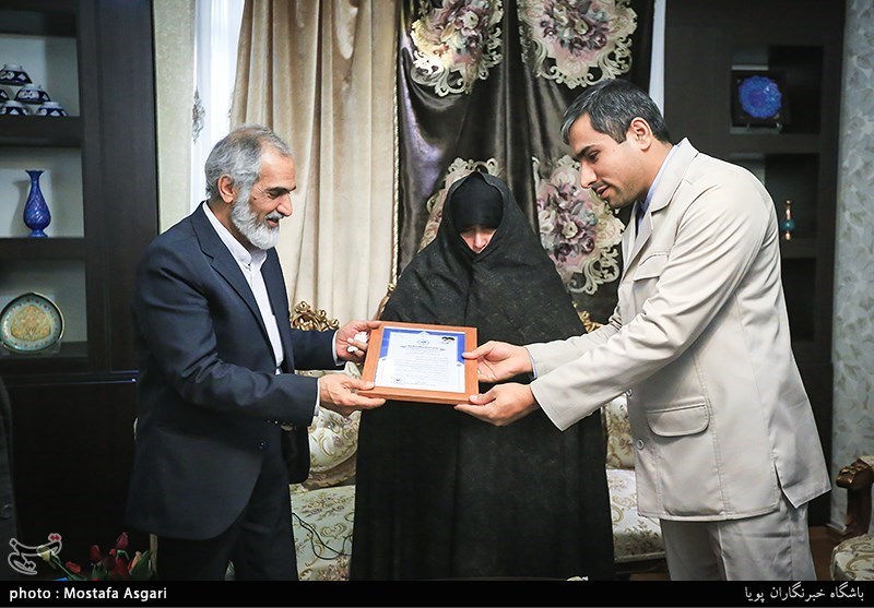 دیدار جامعه قرآنی با خانواده شهید مدافع حرم حسین معز غلامی