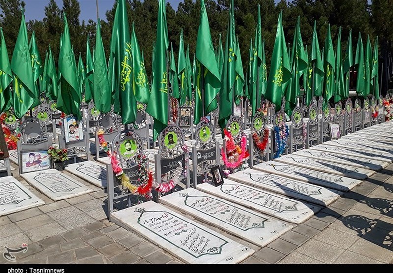 مزار شهید احمد مکیان از شهدای مدافع حرم آبادان