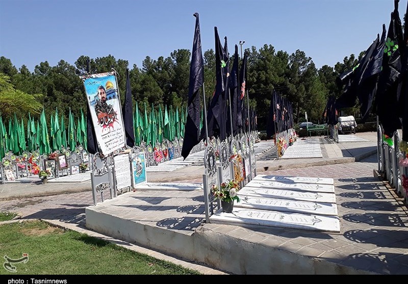 مزار شهید احمد مکیان از شهدای مدافع حرم آبادان