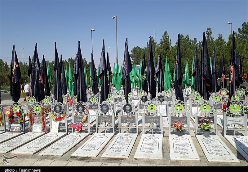 مزار شهید احمد مکیان از شهدای مدافع حرم آبادان