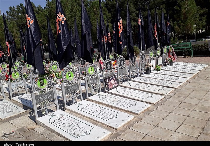 مزار شهید احمد مکیان از شهدای مدافع حرم آبادان