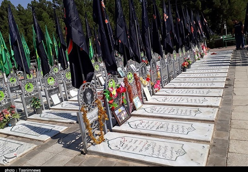 مزار شهید احمد مکیان از شهدای مدافع حرم آبادان