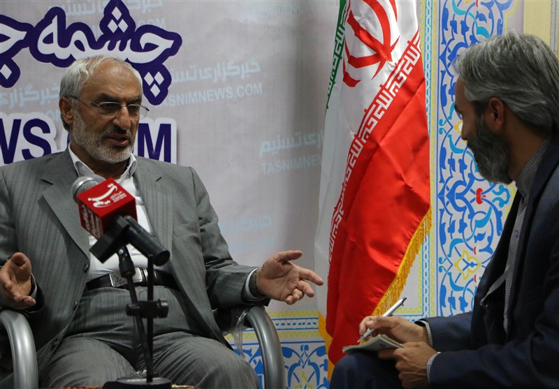 بازدید محمد مهدی زاهدی رئیس کمیسیون آموزش مجلس شورای اسلامی از غرفه خبرگزاری تسنیم استان کرمان در نمایشگاه کتاب