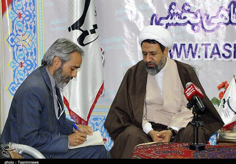 بازدید امام جمعه کرمان از غرفه خبرگزاری تسنیم در نمایشگاه کتاب