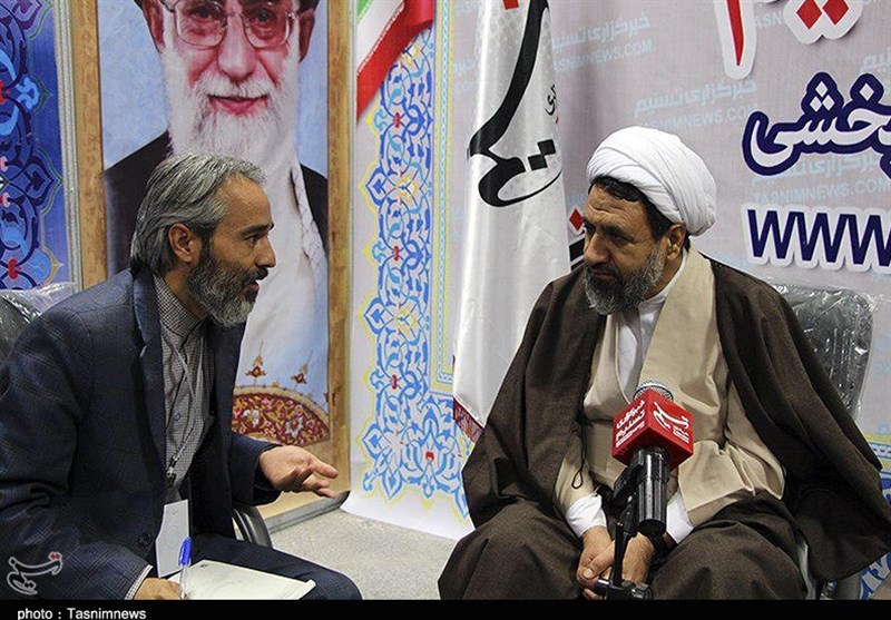 بازدید امام جمعه کرمان از غرفه خبرگزاری تسنیم در نمایشگاه کتاب 