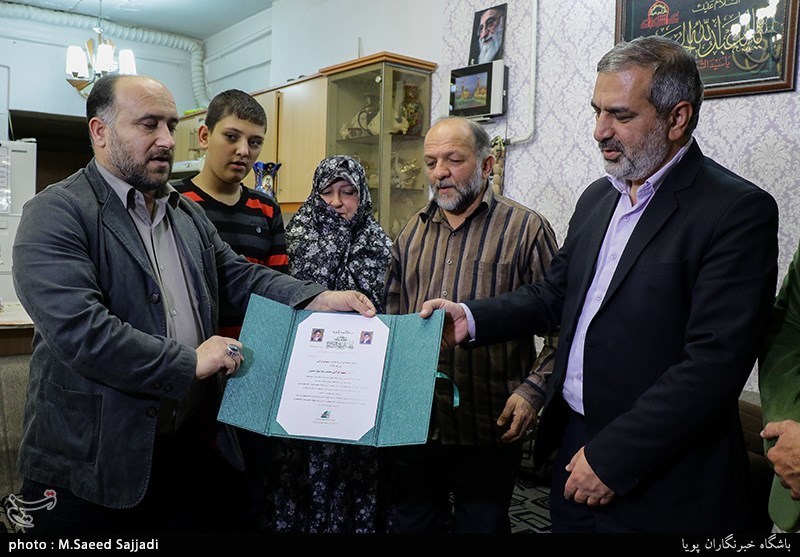 دیدار جامعه قرآنی با خانواده شهید محمدرضا شیخ حسین
