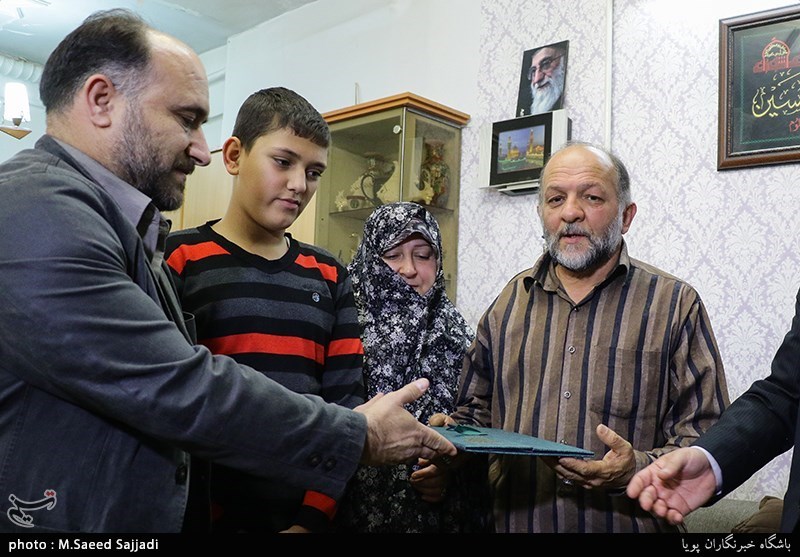 دیدار جامعه قرآنی با خانواده شهید محمدرضا شیخ حسین