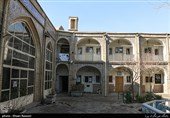 مدرسه معمارباشی یادگار دوران فتحعلی شاه قاجار، شاهد یک واقعه تاریخی بوده است،نخستین خون مشروطه در خرداد ۱۲۸۵ از قلب سیدعبدالحمید طلبه شهید مشروطه روی سکوی جلوی در همین مدرسه به زمین پاشید