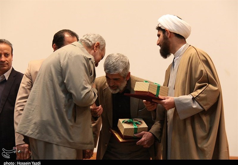 بوسه پدر شهید احمدی روشن بر دستان پدر نخستین شهید مدافع حرم خوزستان 