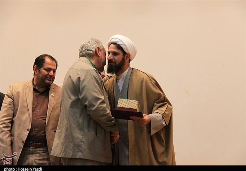 بوسه پدر شهید احمدی روشن بر دستان پدر نخستین شهید مدافع حرم خوزستان 