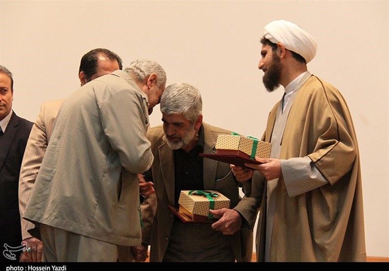 بوسه پدر شهید احمدی روشن بر دستان پدر نخستین شهید مدافع حرم خوزستان 