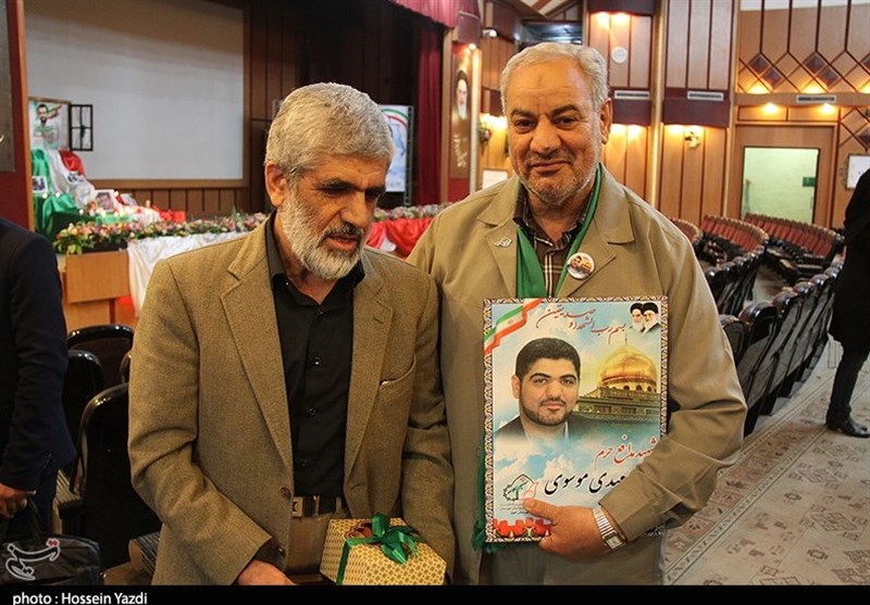 بوسه پدر شهید احمدی روشن بر دستان پدر نخستین شهید مدافع حرم خوزستان 