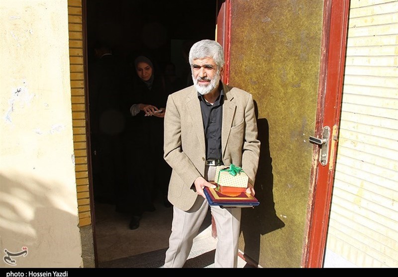 بوسه پدر شهید احمدی روشن بر دستان پدر نخستین شهید مدافع حرم خوزستان 