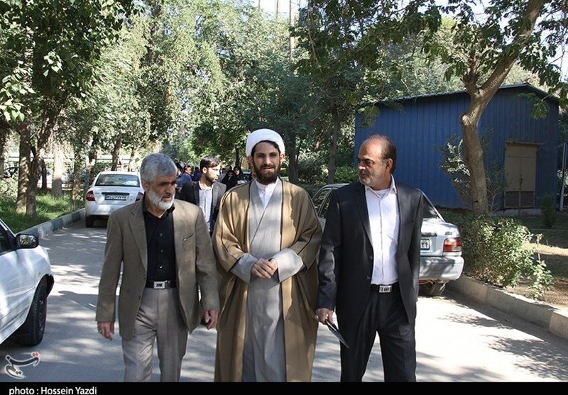 بوسه پدر شهید احمدی روشن بر دستان پدر نخستین شهید مدافع حرم خوزستان 