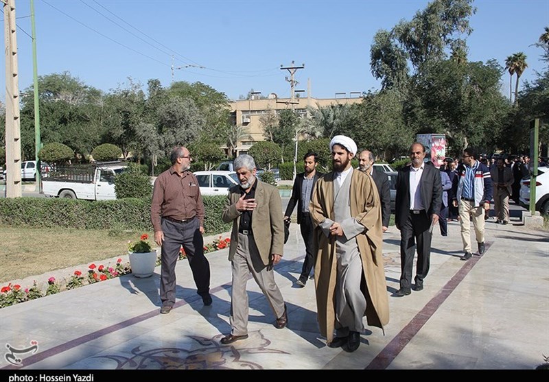 بوسه پدر شهید احمدی روشن بر دستان پدر نخستین شهید مدافع حرم خوزستان 