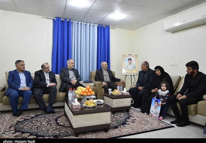 تجلیل از خانواده شهید عزیزالله بهمنی از شهدای مدافع وطن بخش صیدون شهرستان باغملک