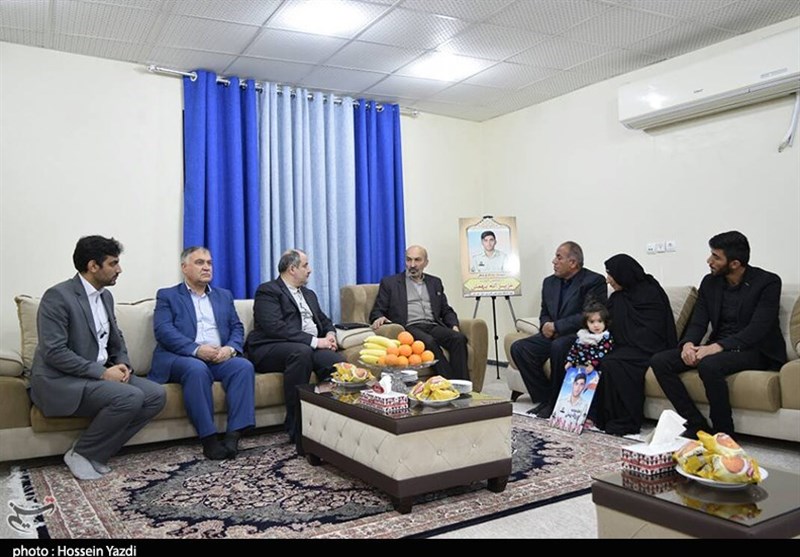 تجلیل از خانواده شهید عزیزالله بهمنی از شهدای مدافع وطن بخش صیدون شهرستان باغملک 