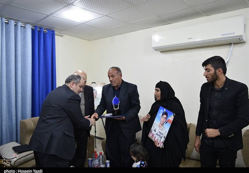 تجلیل از خانواده شهید عزیزالله بهمنی از شهدای مدافع وطن بخش صیدون شهرستان باغملک 