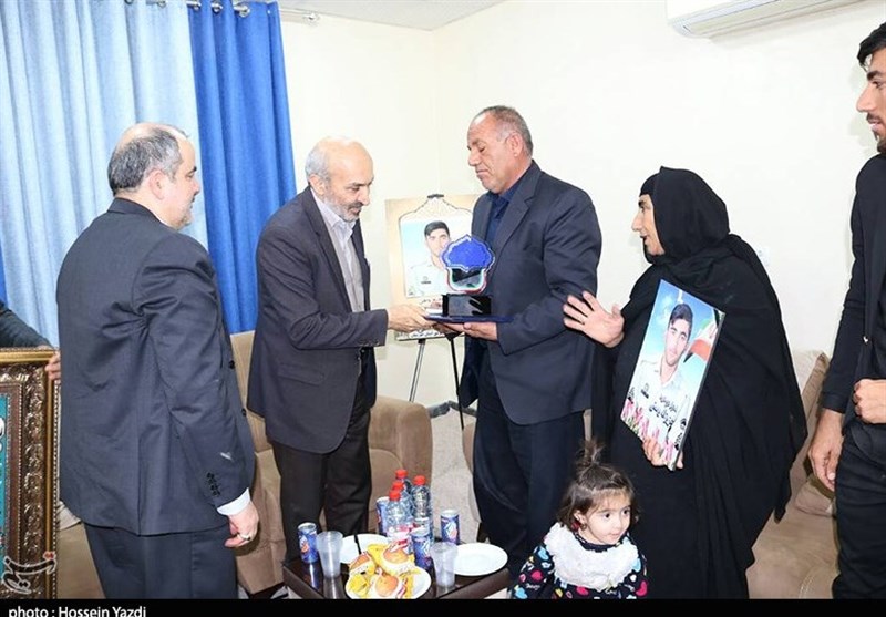 تجلیل از خانواده شهید عزیزالله بهمنی از شهدای مدافع وطن بخش صیدون شهرستان باغملک 
