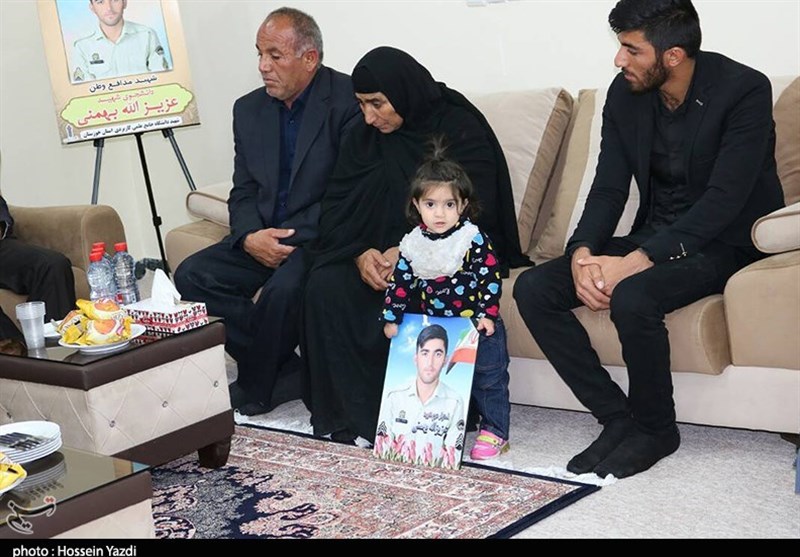 تجلیل از خانواده شهید عزیزالله بهمنی از شهدای مدافع وطن بخش صیدون شهرستان باغملک 