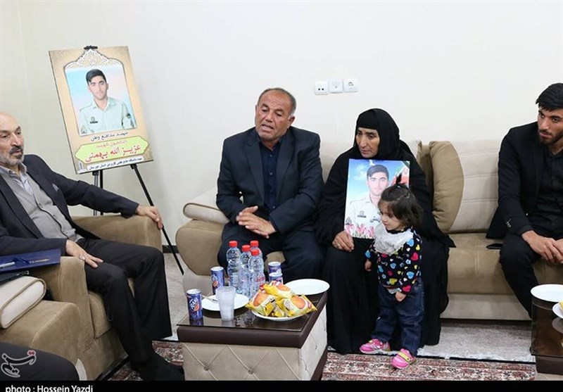 تجلیل از خانواده شهید عزیزالله بهمنی از شهدای مدافع وطن بخش صیدون شهرستان باغملک 
