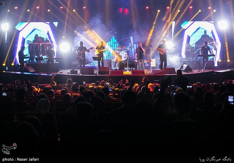 اجرای مهدی یراحی در دومین شب سی‌وسومین جشنواره موسیقی فجر- سالن ایرانیان