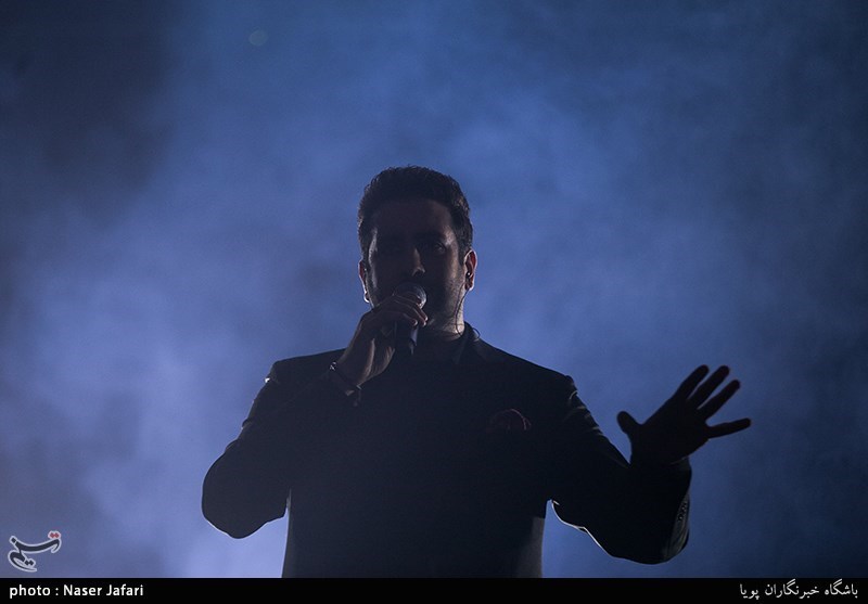 اجرای امید حاجیلی در دومین شب سی‌وسومین جشنواره موسیقی فجر- سالن ایرانیان