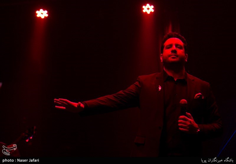 اجرای امید حاجیلی در دومین شب سی‌وسومین جشنواره موسیقی فجر- سالن ایرانیان