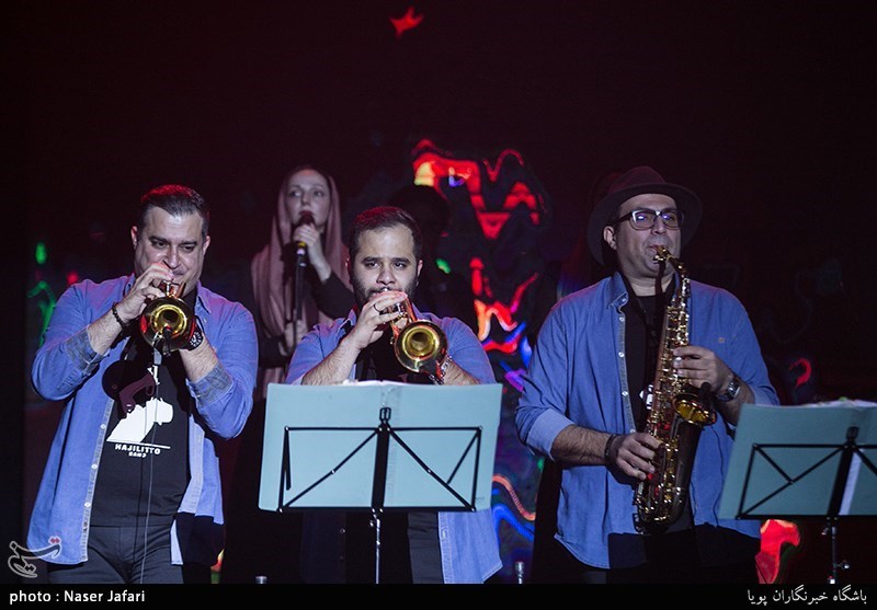 اجرای امید حاجیلی در دومین شب سی‌وسومین جشنواره موسیقی فجر- سالن ایرانیان