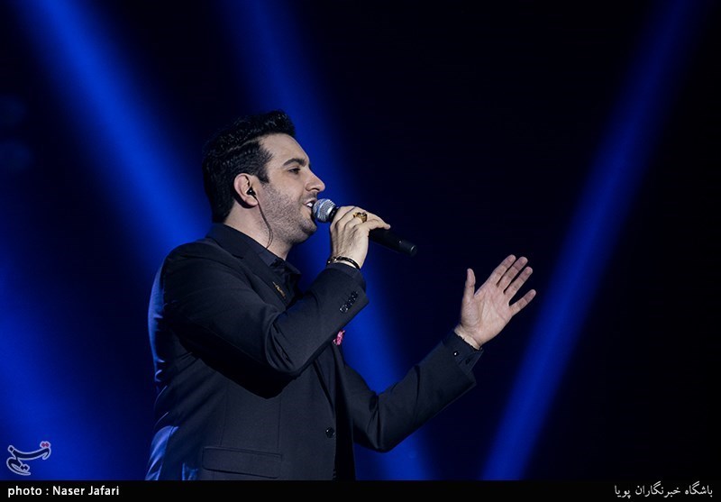 اجرای امید حاجیلی در دومین شب سی‌وسومین جشنواره موسیقی فجر- سالن ایرانیان