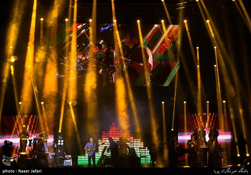 اجرای امید حاجیلی در دومین شب سی‌وسومین جشنواره موسیقی فجر- سالن ایرانیان