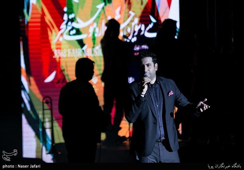 اجرای امید حاجیلی در دومین شب سی‌وسومین جشنواره موسیقی فجر- سالن ایرانیان