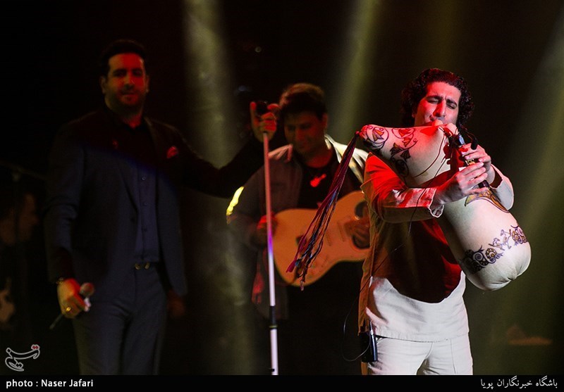 اجرای امید حاجیلی در دومین شب سی‌وسومین جشنواره موسیقی فجر- سالن ایرانیان