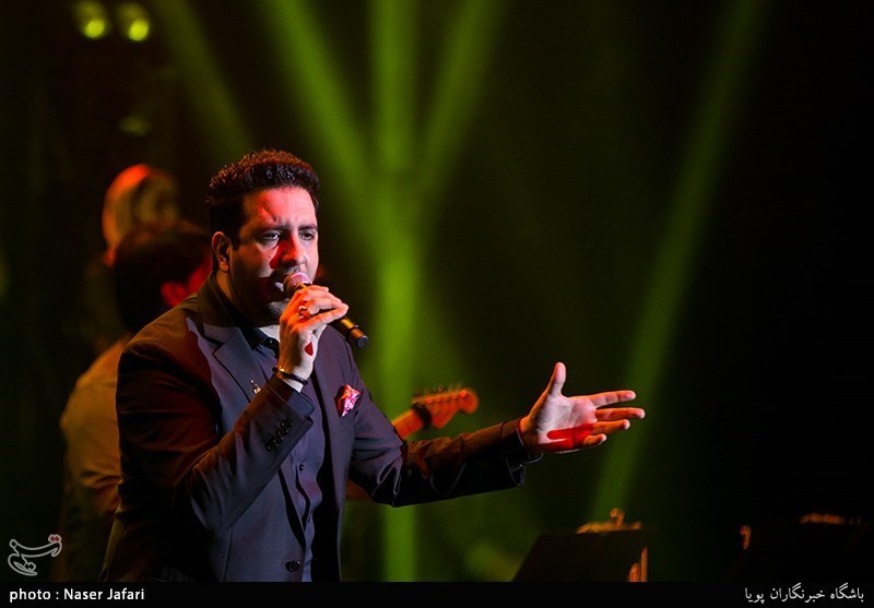 اجرای امید حاجیلی در دومین شب سی‌وسومین جشنواره موسیقی فجر- سالن ایرانیان